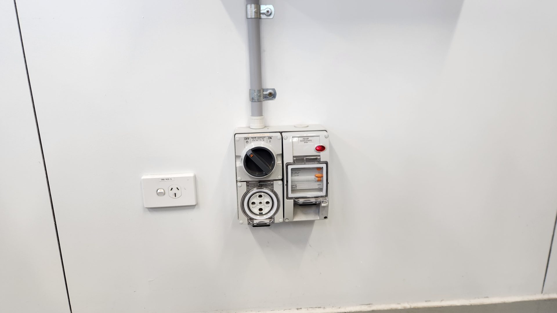 Three-phase power outlet in the space